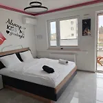 Good Day Apartments- Private Parking New Town *