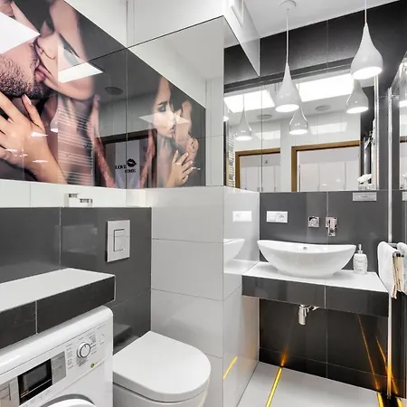 Good Day Apartments- Private Parking New Town