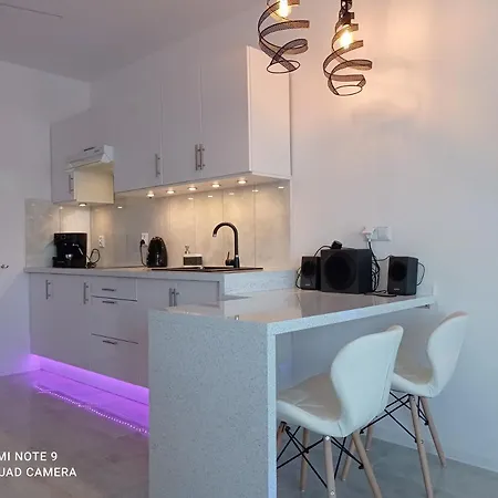 Good Day Apartments- Private Parking New Town דירה *