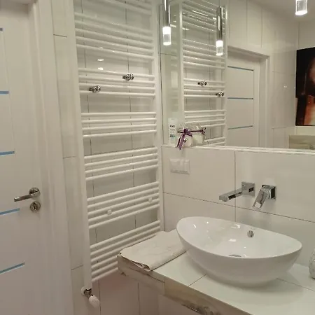 Good Day Apartments- Private Parking New Town Appartamento