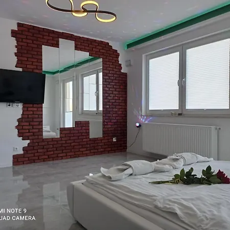 Good Day Apartments- Private Parking New Town