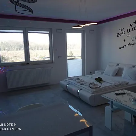 Good Day Apartments- Private Parking New Town דירה