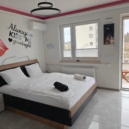 Good Day Apartments- Private Parking New Town *