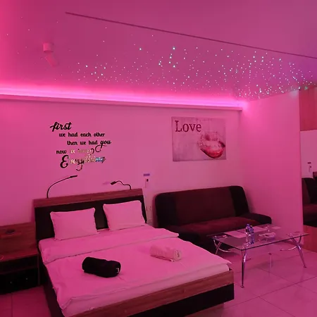 Good Day Apartments- Private Parking New Town Apartman