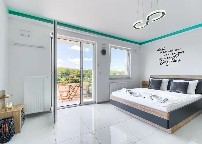 Good Day Apartments- Private Parking New Town