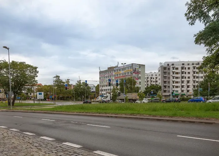 Good Day Apartments- Private Parking New Town *